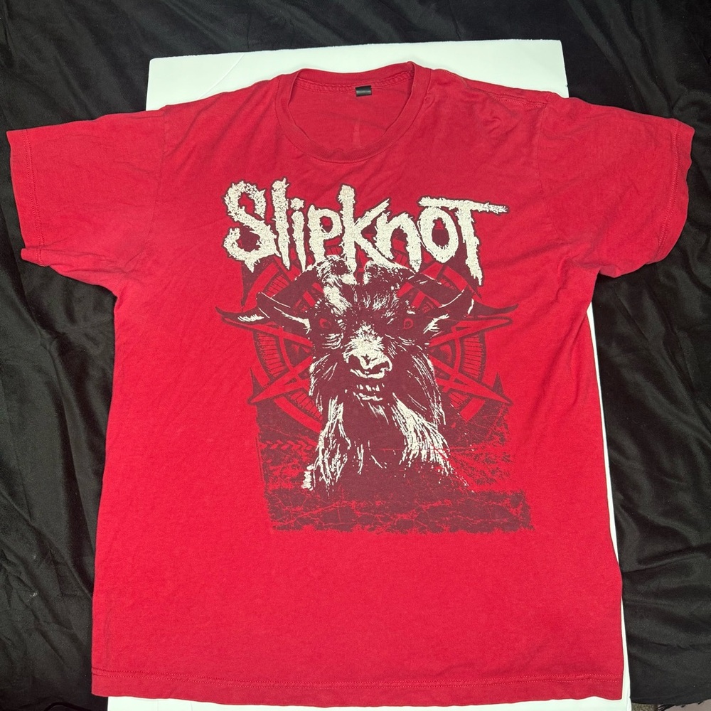 Red slipknot band tee perfect condition it’s a LARGE